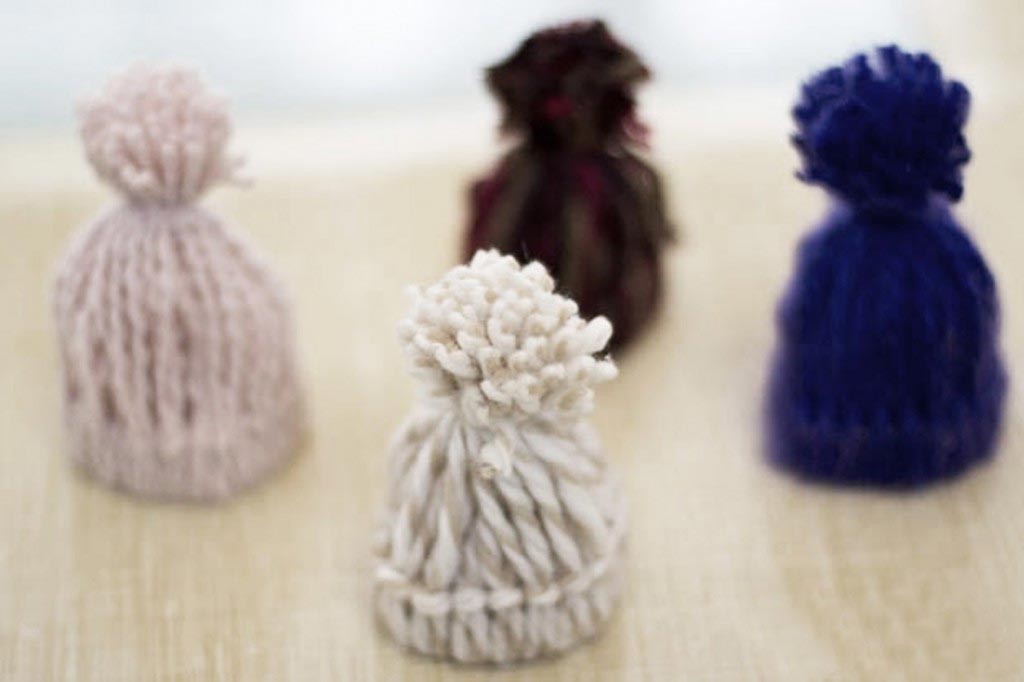 Mini gorritos de lana decorativos