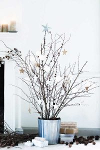 Árbol de Navidad con ramas secas
