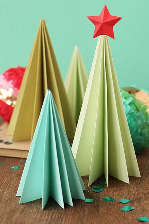 Árboles de Navidad hechos de papel