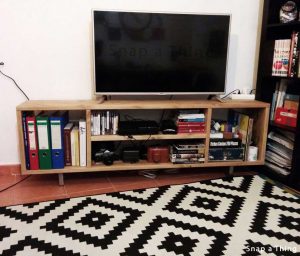 Mesa de TV con tablones de madera