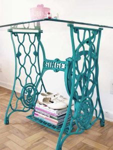 Mesa hecha con las patas de una máquina de coser antigua