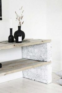 Mesa estantería hecha con bloques de cemento