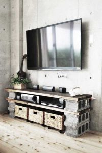Mesa para la TV con bloques de cemento
