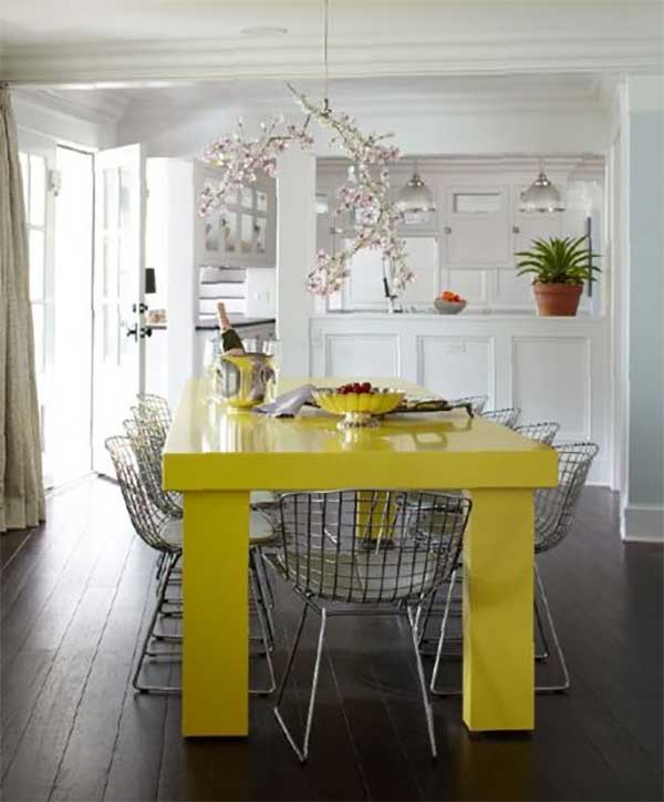 Pintar una mesa de comedor de amarillo