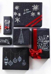 Envuelve tus regalos con papel negro