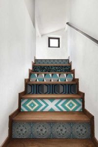 Escaleras decoradas con mosaicos