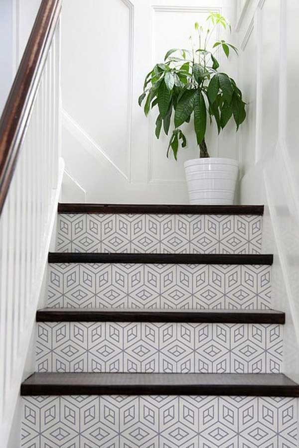 Escaleras decoradas con papel pintado