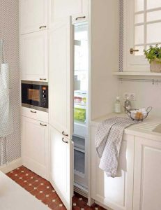 Ocultar los electrodomésticos en cocinas pequeñas